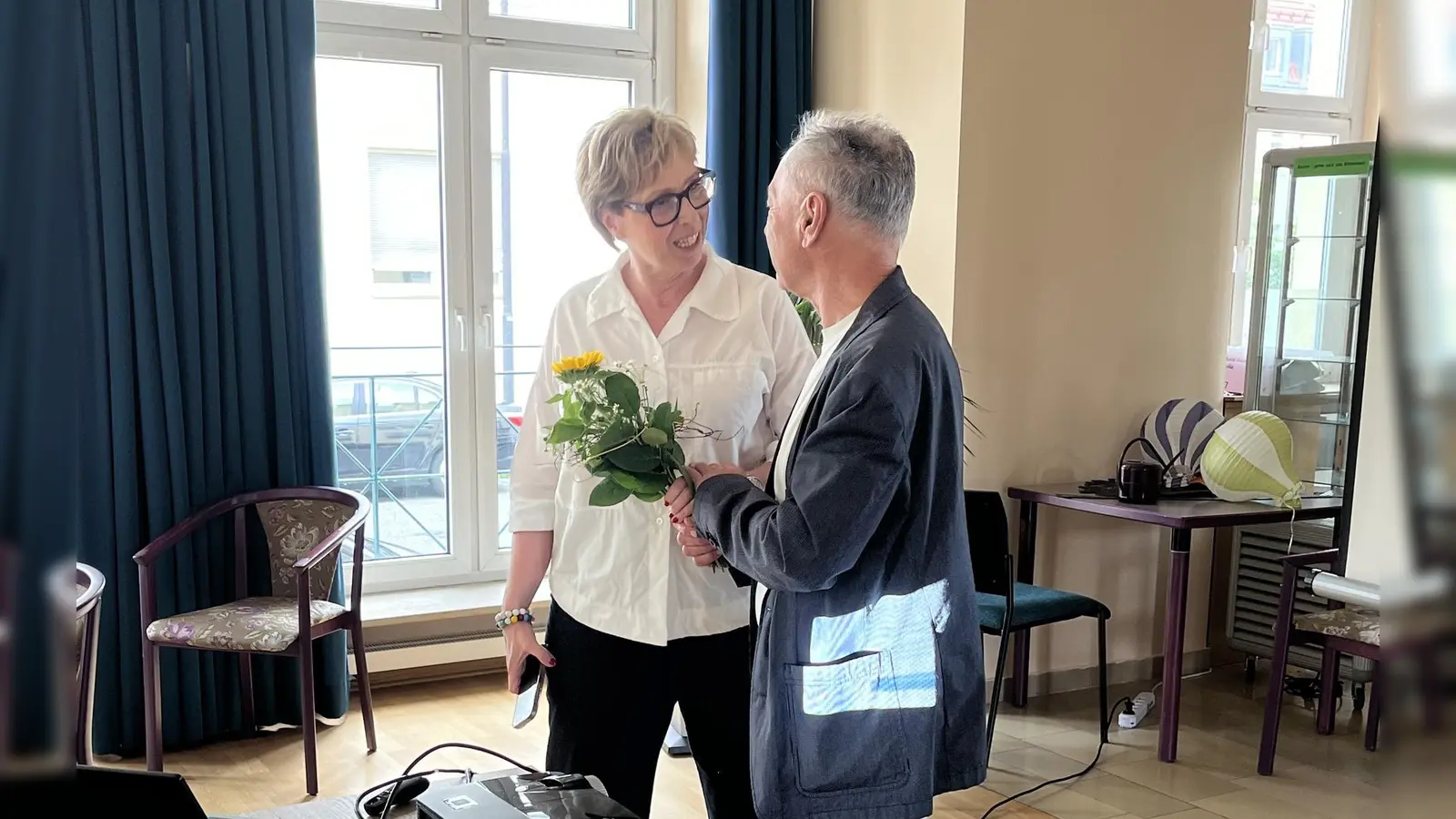 SHG-Leiter KH Stupka bedankt sich bei der Referentin Frau Sabine Zeidler  (Bild: Karl-Heinz Stupka)