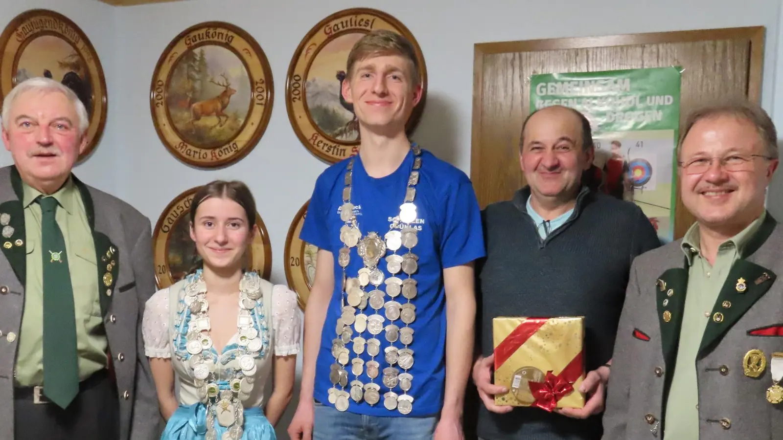 Reinhold Schraml (links) und Bernd Bauer (rechts) gratulierten Jugendkönigin Maria Pöllath (ab Zweite von links), Schützenkönig Fabian Lindner und Ritter Michael Heindl zu ihren Erfolgen. (Bild: soj/exb)