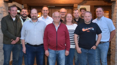 Die Wahl erfolgte per Akklamation. Änderungen gab es beim Schriftführer. Für Klaus Breu (mitte) schreibt jetzt Nico Hebauer (3. von rechts) die Protokolle. Neue Frauenbeauftragte ist Sabrina Schwarz (nicht im Bild) und neue Beisitzerin ist Sabine Herger (4. von rechts). Der Rest der Mannschaft bleibt (von links): Martin Wopperer (2. Vorsitzender), Sebastian Riedl (Beisitzer), Alexander Luber (Beisitzer), Bürgermeister Hans-Jürgen Strehl, Eduard Bär und Siegfried Tuchbreiter (Kassenprüfer), Michael Trummer (Kassier), Roland Lutz (1. Vorsitzender). Nicht dabei sein konnte Manfred Rupprecht (Beisitzer). (Bild: Elfriede Winter )