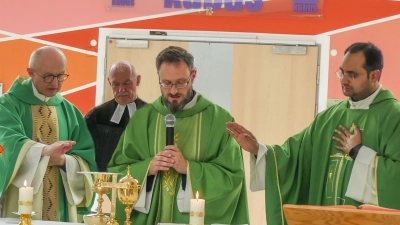 v.l. Monsignore Dr. Josef Gehr, Pfarrer Heinrich Arweck, Pfarrer Johannes Arweck, Pfarrvikar Rajesh Yeruva (Bild: Anna Lehmeier)