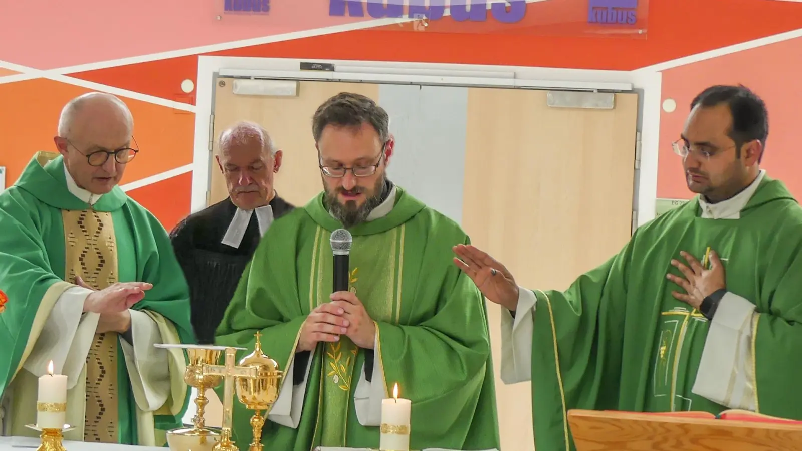 v.l. Monsignore Dr. Josef Gehr, Pfarrer Heinrich Arweck, Pfarrer Johannes Arweck, Pfarrvikar Rajesh Yeruva (Bild: Anna Lehmeier)