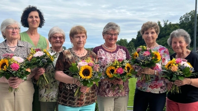 Abteilungsleiterin Christine Röckl (Zweite von links) dankte den Gründungsfrauen, die Blumensträuße erhielten: Anna Lehner (links) sowie (ab Dritte von links) Elisabeth Beichl, Maria Gattaut, Anna Härtl, Ingrid Müller und Hannelore Müller.  (Bild: gau)