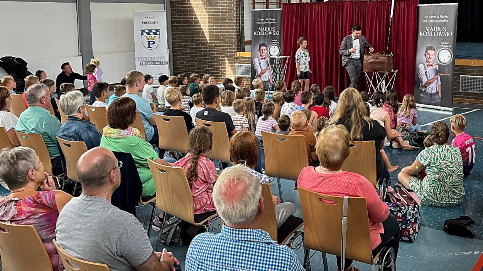 Zauberkünstler Marius Koslowski verzaubert Klein und Groß beim Ferienprogramm in der Pressather Stadthalle  (Bild: Bernhard Stangl)