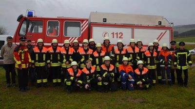 Siebzehn Feuerwehrleute aus Saubersrieth-Niederland und ein Feuerwehrmann aus Tröbes bestanden Leistungsprüfungen von Stufe I bis Stufe IV. Sie stärkten so die Schlagkraft ihrer Wehren. Das Schiedsrichterteam mit den Kreisbrandmeistern Thomas Kleber und Christian Demleitner sowie Prüfer Anton Schwägerl bescheinigten einwandfreie Leistungen. Dazu gratulierte 2. Bürgermeister Bernhard Rom (links). (Bild: Peter Garreiss)