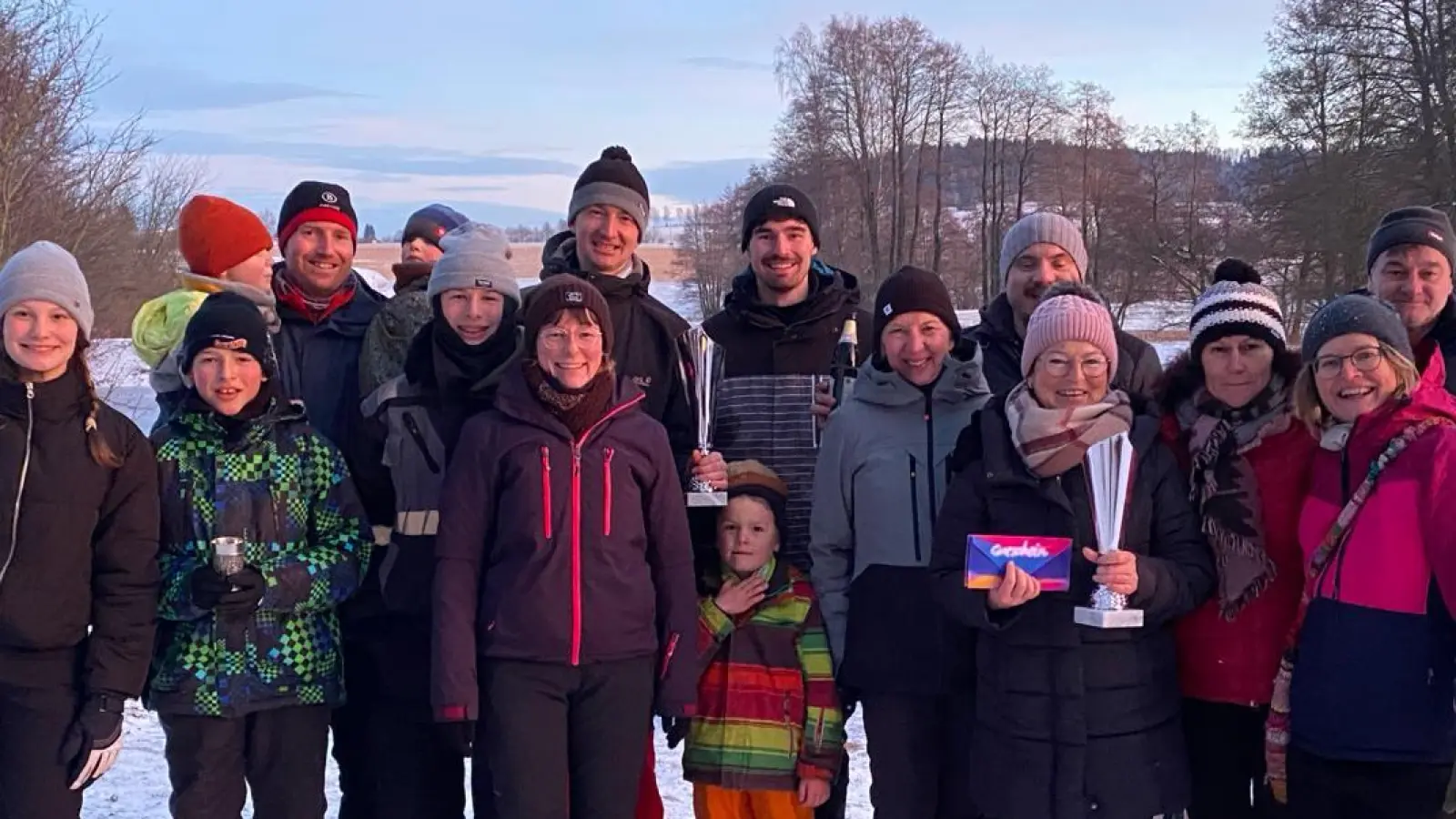 Elf sogenannte „Moarschaften” gingen bei der Vereinsmeisterschaft der Eisstockfreunde Hohentahn an den Start. Im Bild (von links) die Moarschaften „Löschzwerge”, „Kaltenmühle II” und „Eisfeger” mit Vorsitzender Theresa Weigl (vorne, Mitte) und ihrem Stellvertreter Berthold Kraus (hinten, rechts). (Bild: EFH Hohenthan/exb)