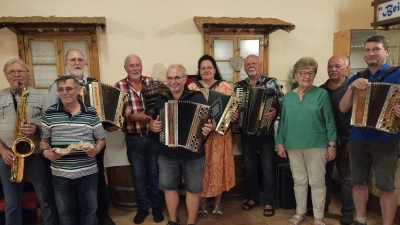 ZUm Musikantenstammtisch waren Willi Prechtl, Werner Ponnath, Herbert Storek, Luk Dötsch, Hans Fröhlich, Helga Dollhopf, Gerd Retzer, Marianne Helm, Konrad Lang und Andreas Gradl (von links) gekommen.  (Bild: M. Storek/exb)