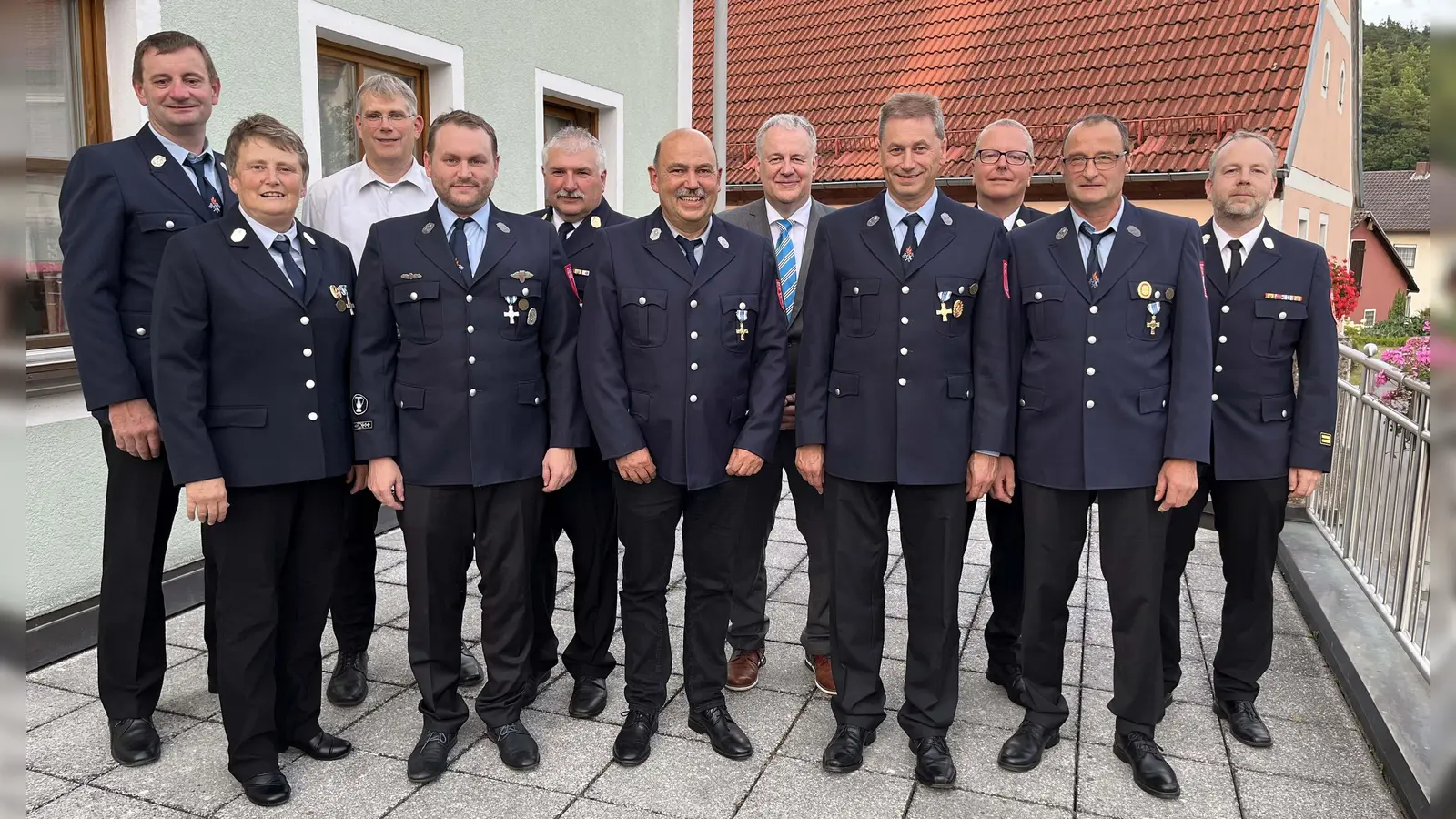 Landrat Richard Reisinger und Kreisbrandrat Christof Strobl (7. und 9.v.li.) händigten die staatlichen Ehrenzeichen in Gold und Silber aus. (Bild: Christine Hollederer)