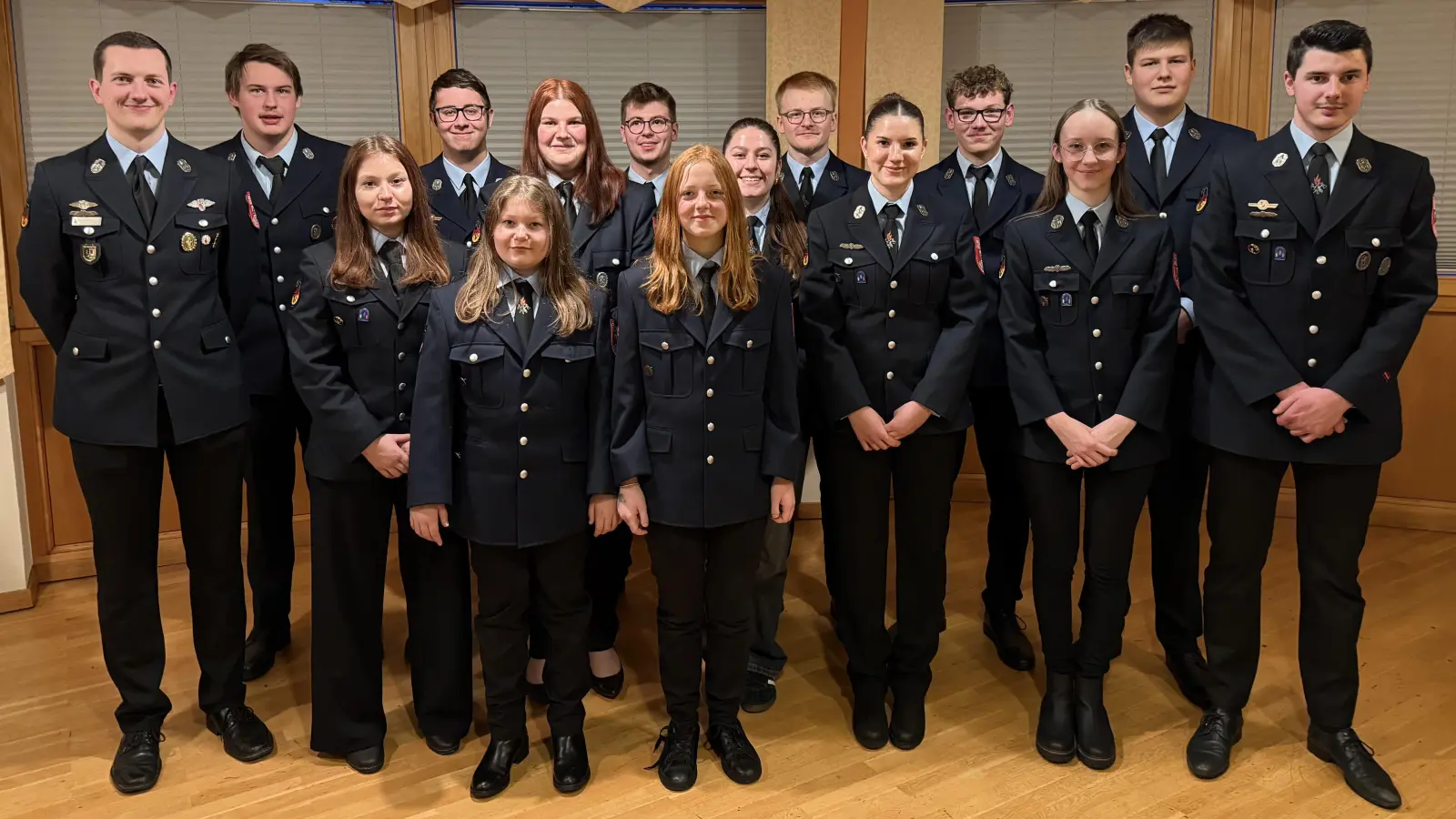 Übergabe der Abzeichen an die Jugendgruppe V.l.n.r.: Jugendwart Dominik Friedl, Jugendausbilder Philip Prem, Lea Straub, Maximilian Hollweck, Lina Straub, Celina Prem, Daniel Kurzwart, Luisa Klar, Eileen Schwarz, Jonas Lichtinger, Sophia Jäger, Bastian Kühn, Magdalena Hammerl, Philip Prem, Jugendausbilder Marcel Jäger. (Bild: Kai Jäger)