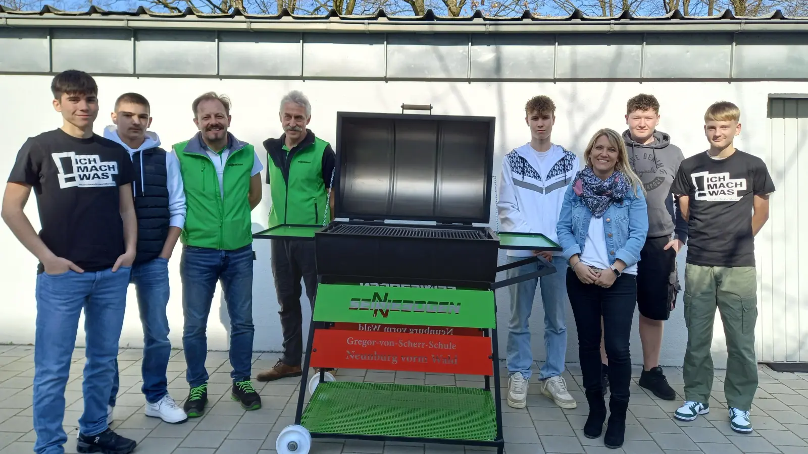 Die Schüler präsentieren den fertigen Grill mit den Projektbetreuern Adolf Götz und Gerhard Peter der Firma Sennebogen Maschinentechnik (Dritter und Vierter von links) sowie der Werkenlehrkraft Katharina Stang (Dritte von rechts). (Bild: Katharina Stang)