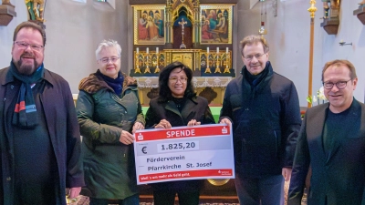 Spendenübergabe: Das Bild zeigt von links Stadtpfarrer Stefan Langer und Bärbel Mader vom Förderverein, Myonnie Bada-Albrecht vom Singkreis Herz Jesu, Berthold Strahl vom Chor „Horizont” und Michael Grünwald vom Gospelchor „Good News” sowie vom Vokalensemble „Gloria Patri”. Auf dem Bild fehlt Markus Hoffmann vom Katharinenchor Wunsiedel. (Bild: Benedikt Wedlich/exb)