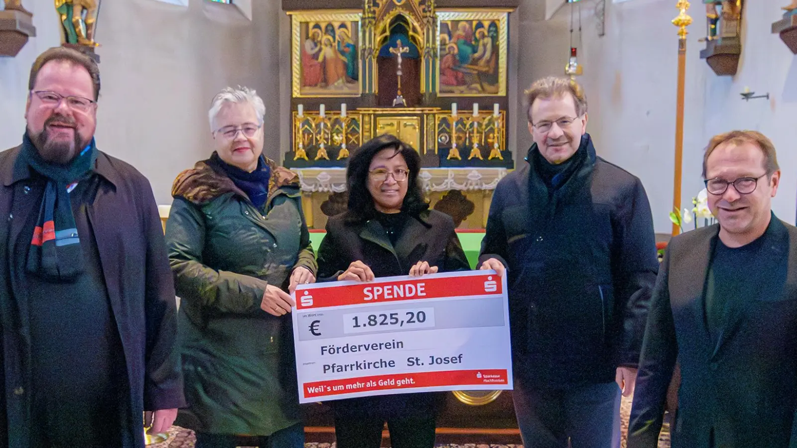 Spendenübergabe: Das Bild zeigt von links Stadtpfarrer Stefan Langer und Bärbel Mader vom Förderverein, Myonnie Bada-Albrecht vom Singkreis Herz Jesu, Berthold Strahl vom Chor „Horizont” und Michael Grünwald vom Gospelchor „Good News” sowie vom Vokalensemble „Gloria Patri”. Auf dem Bild fehlt Markus Hoffmann vom Katharinenchor Wunsiedel. (Bild: Benedikt Wedlich/exb)