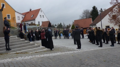 Am neugestaltenden Platz am Kriegerdenkmal fand die Gedenkfeier zum Volkstrauertag statt<br> (Bild: Sieglinde Schärtl)