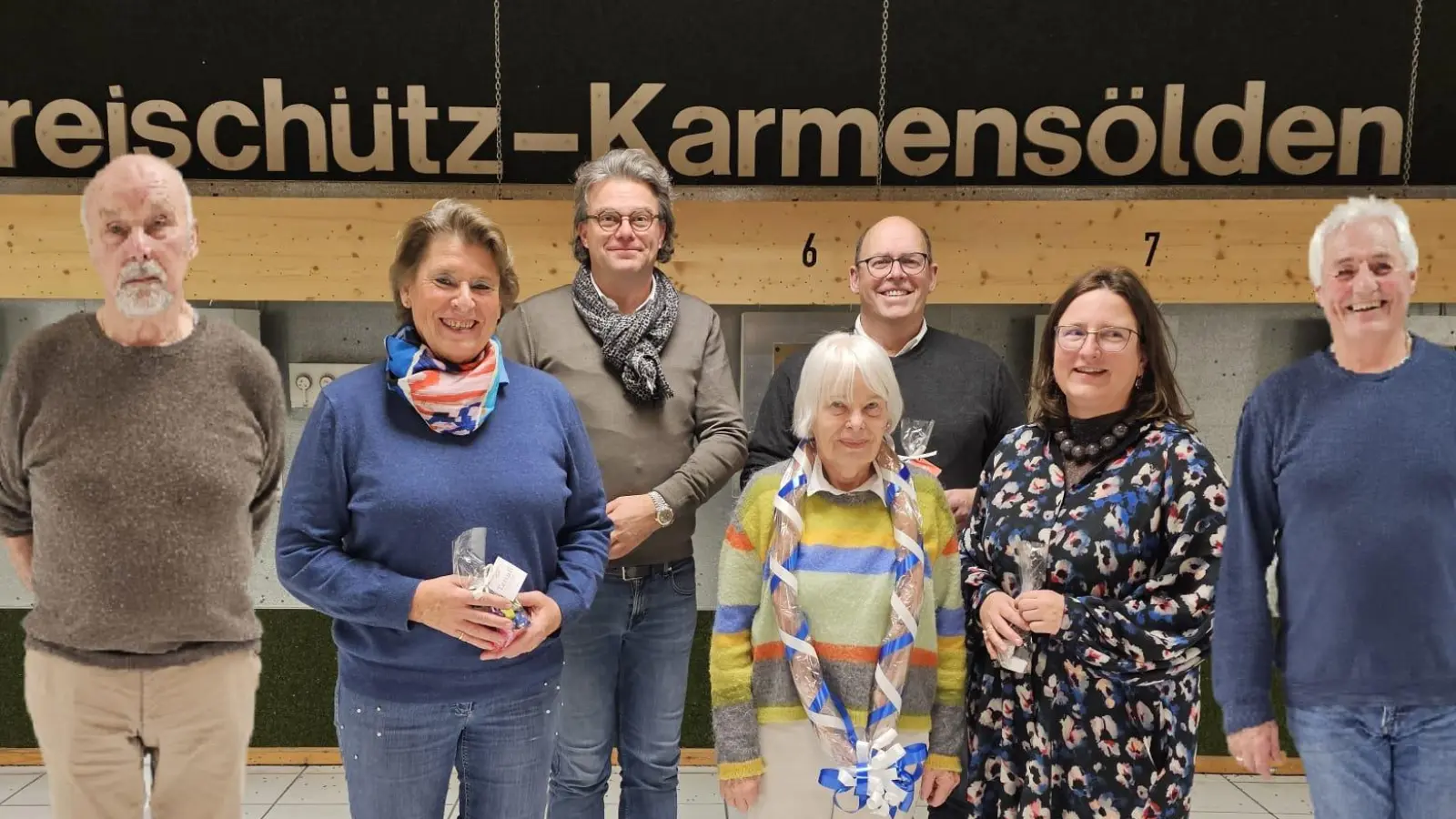 von Links: Sieger des Vergleichschießens: Oberschützenmeister Stephan Brem, Sabine König, Erwin Voit, Gisela Schubert, Helmut Weigl, Doris Kinzler, Schießleiter Hans Meier (Bild[M]: Rudi Möschl)