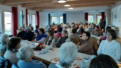 Der Pfarrsaal St. Marien ist bis auf den letzten Platz besetzt. Die Besucher werden vom Duo Karl und Ludwig Putzer auf Weihnachten eingestimmt.  (Bild: Kunigunda Hanauer)