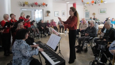 Mit Oldies, Chansons und Volksliedern zum Mitsingen, begleitet von der Pianistin Ludmilla Portnova, begeisterte der Gemischte Chor unter Leitung von Jana Müller die Bewohner und Bewohnerinnen des Caritas-Marienheims.  (Bild: Daniela Donhauser)