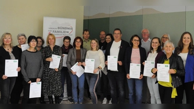 Die Teilnehmenden der Pflegelotsenschulung mit den beiden Bündniskoordinatorinnen Christina Süß (rechts) und Helga Forster (2. von rechts) sowie den beiden Pflegeberatern der AOK Bayern Angelika Amann (3. von rechts) und Michael Falkenstein (5. v.on rechts). (Bild: Eva Plößner)