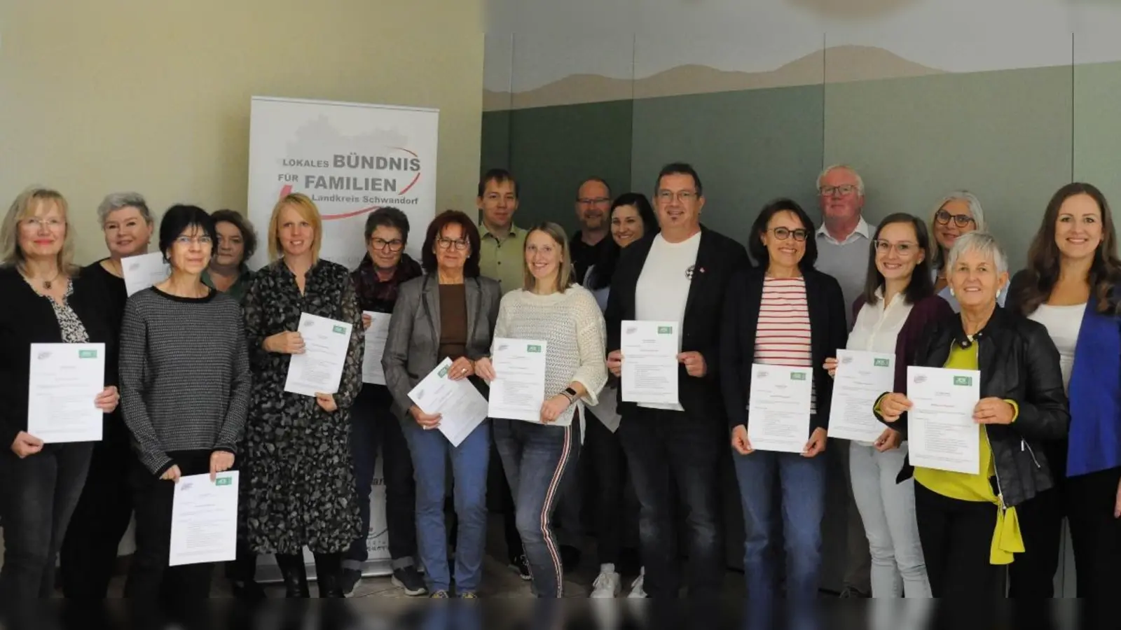 Die Teilnehmenden der Pflegelotsenschulung mit den beiden Bündniskoordinatorinnen Christina Süß (rechts) und Helga Forster (2. von rechts) sowie den beiden Pflegeberatern der AOK Bayern Angelika Amann (3. von rechts) und Michael Falkenstein (5. v.on rechts). (Bild: Eva Plößner)