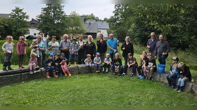 Die teilnehmenden Kinder des Ferienprogramms der Gemeinde Pullenreuth mit der Vorstandschaft des CSU Ortsverbandes, Bürgermeister Hubert Kraus und fleißigen Helfern versammelt in der grünen Mitte am Dorfbach (Bild: Alexander Hecht)