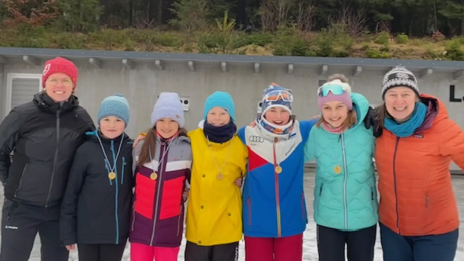 Die Mädchen des Erasmus-Gymnasiums konnten sich gegen alle anderen Oberpfälzer Schulen im Skilanglauf durchsetzen und holten den Titel Oberpfalzmeister. (Bild: ero)