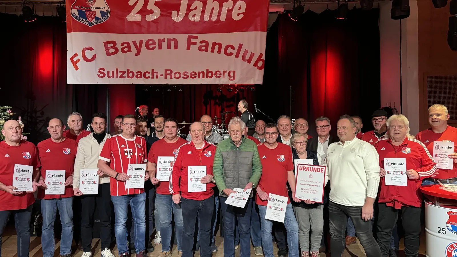 Die Jubilare des FC-Bayern-Fanclubs mit Landrat Richard Reisinger, Bürgermeister Michael Göth und Fandialog-Sprecher Marcus Fritsch.  (Bild: FC-Bayern-Fanclub Sulzbach-Rosenberg/exb)