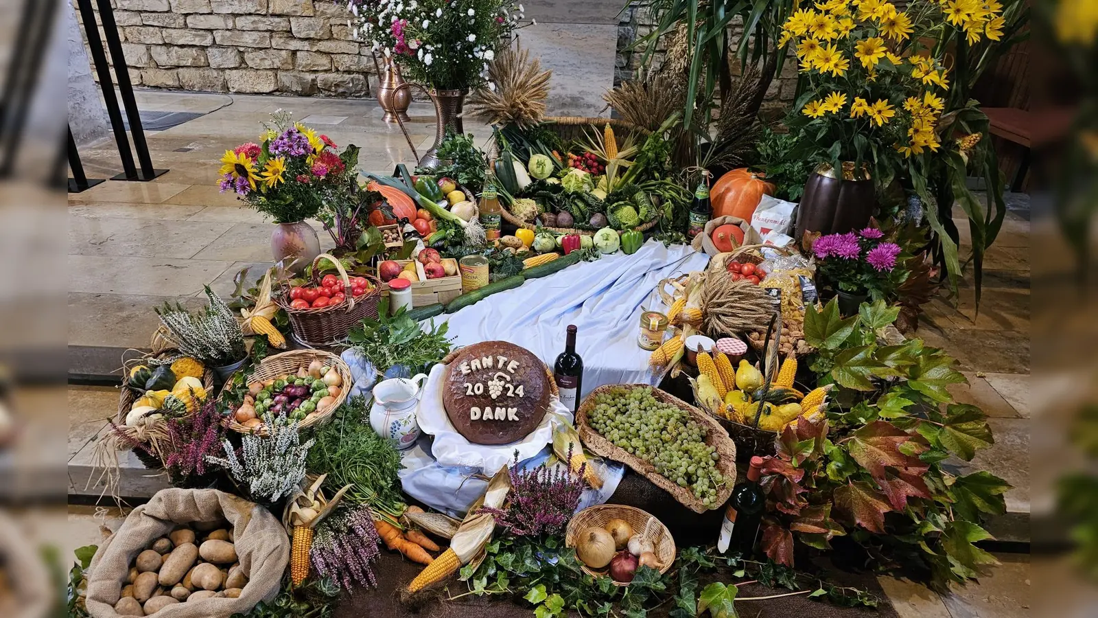 Der Erntedankaltar in Königstein. (Bild: Uwe Guttenberger)