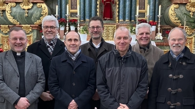 Stadtpfarrer Markus Brunner mit der neuen Kirchenverwaltung (von links): Pfarrer Markus Brunner, Eduard Ritz, Stephan Weiß, Jürgen Stegmann, Alexander Bachmann, Martin Ströhl und Robert Seel (Bild: Sabine Weiß)