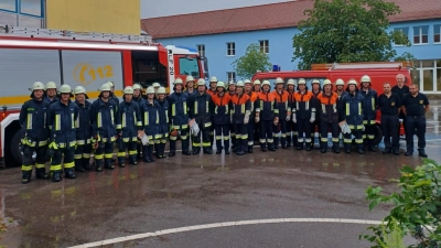 Die erfolgreichen Absolventen mit den Schiedsrichtern Philipp Gebert, Frank Schloß und Michael Iberer (von rechts) (Bild: Alexander Klier)