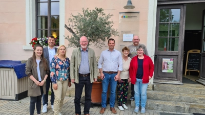 Die neue und alte Vorstandschaft, von links: Selina Englhard (Schriftführerin), Jürgen Gast (Schatzmeister), Gabriele Fleischmann (Schriftführerin a.D.), Kurt Tausendpfund (1. Vorsitzender a.D.), Claus Tausendpfund (1. Vorsitzender), Sonja Ringer (Kassenprüferin a.D.), Uwe Tuschke (2. Vorsitzender), Karin Tuschke (Beisitzerin). (Bild: Claus Tausendpfund/exb)