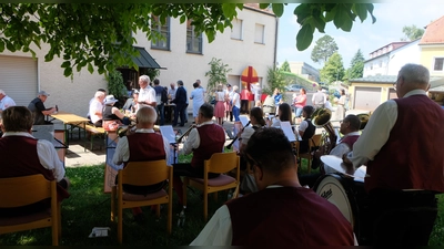 Einen gemütlichen und geselligen, musikalischen Frühschoppen gab es nach den kirchlichen Feierlichkeiten am Fronleichnamstag im Pfarrzentrum (Bild: Fred Lehner)
