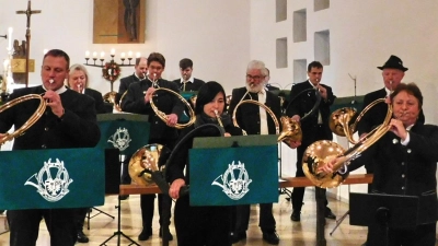 Zwölf Bayreuther Jagdhornbläser des Jägervereins Bayreuth und der Bläsergruppe Hohes Fichtelgebirge gestalteten die Hubertusmesse musikalisch. (Bild: whü)