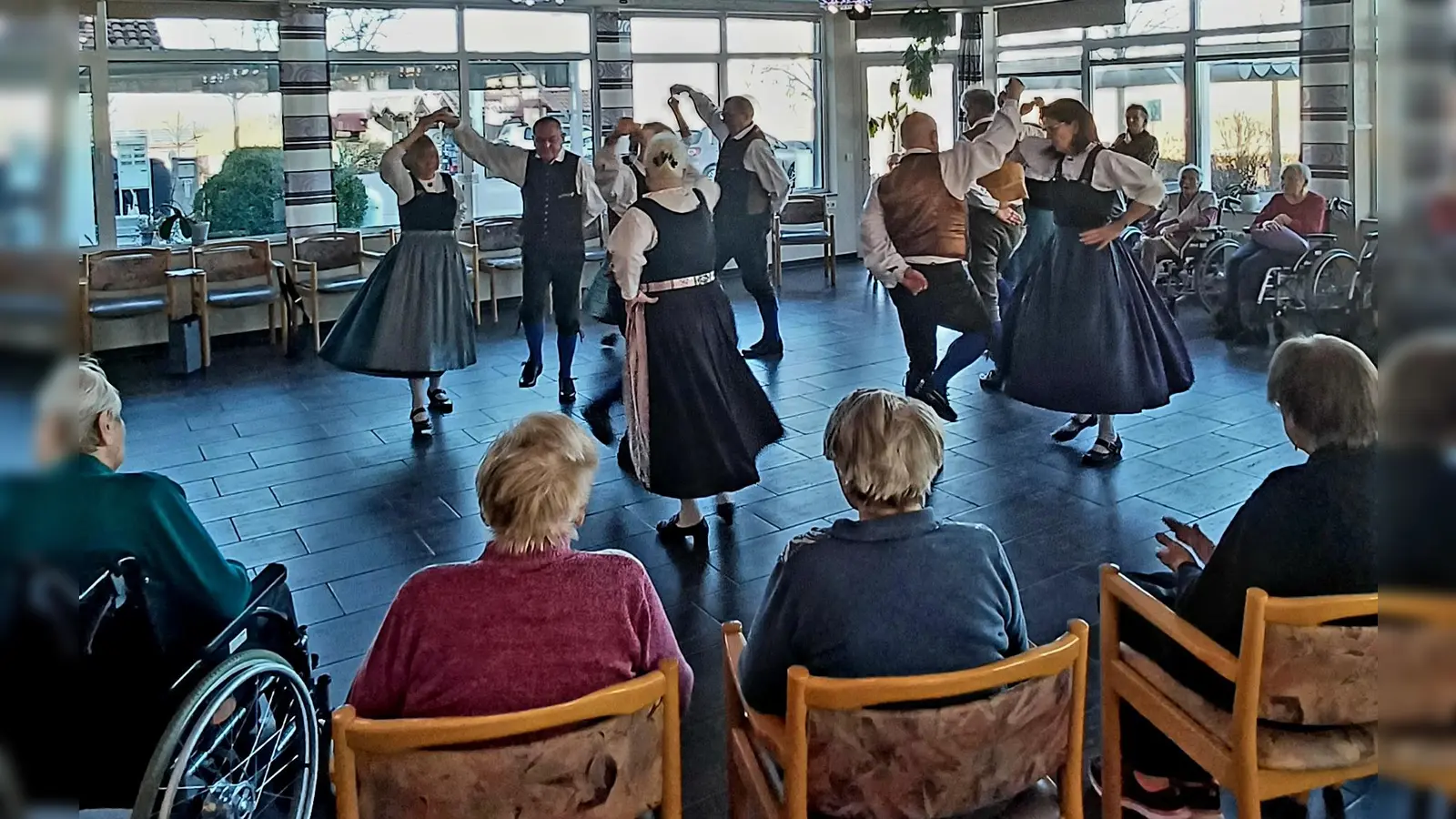 Die Volkstanzgruppe des Heimatvereins Birgland in der Seniorenanlage St. Stephanus Edelsfeld. (Bild: Gerda Donhauser)