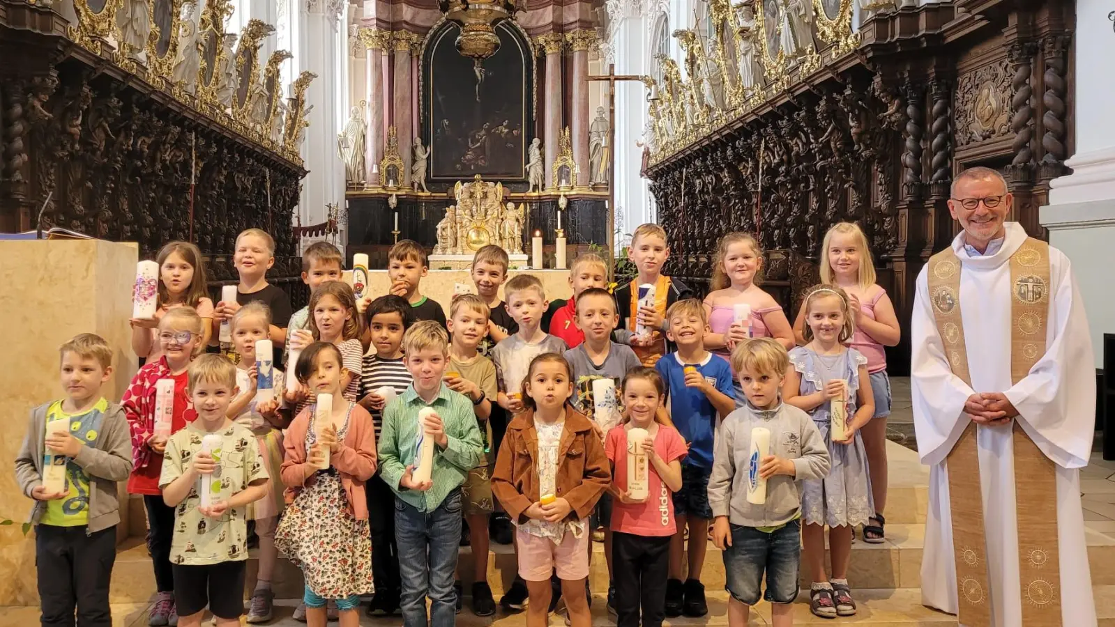 Eine Tauferinnerungsfeier stand für die Vorschulkinder der drei Waldsassener Kinderhäuser an. Rechts im Bild Stadtpfarrer Dr. Thomas Vogl. (Bild: Monika Mittereder/exb)