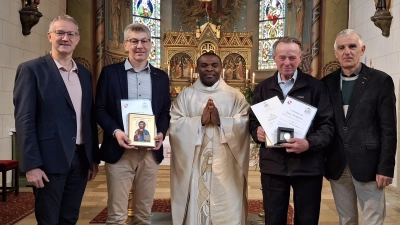 Pfarrer Emmanuel Okoro (Mitte), PGR-Sprecher Franz Grabinger (links) und der Mitterauerbacher Kirchenpfleger Georg Rieger (rechts) verabschiedeten die langjährigen Mitglieder der Kirchenverwaltung Markus Kurz (Zweiter von links) und Josef Forster (Zweiter von rechts). Nicht im Bild der ebenfalls verabschiedete Kirchenrat Anton Grabinger. (Bild: Theresa Kurz)