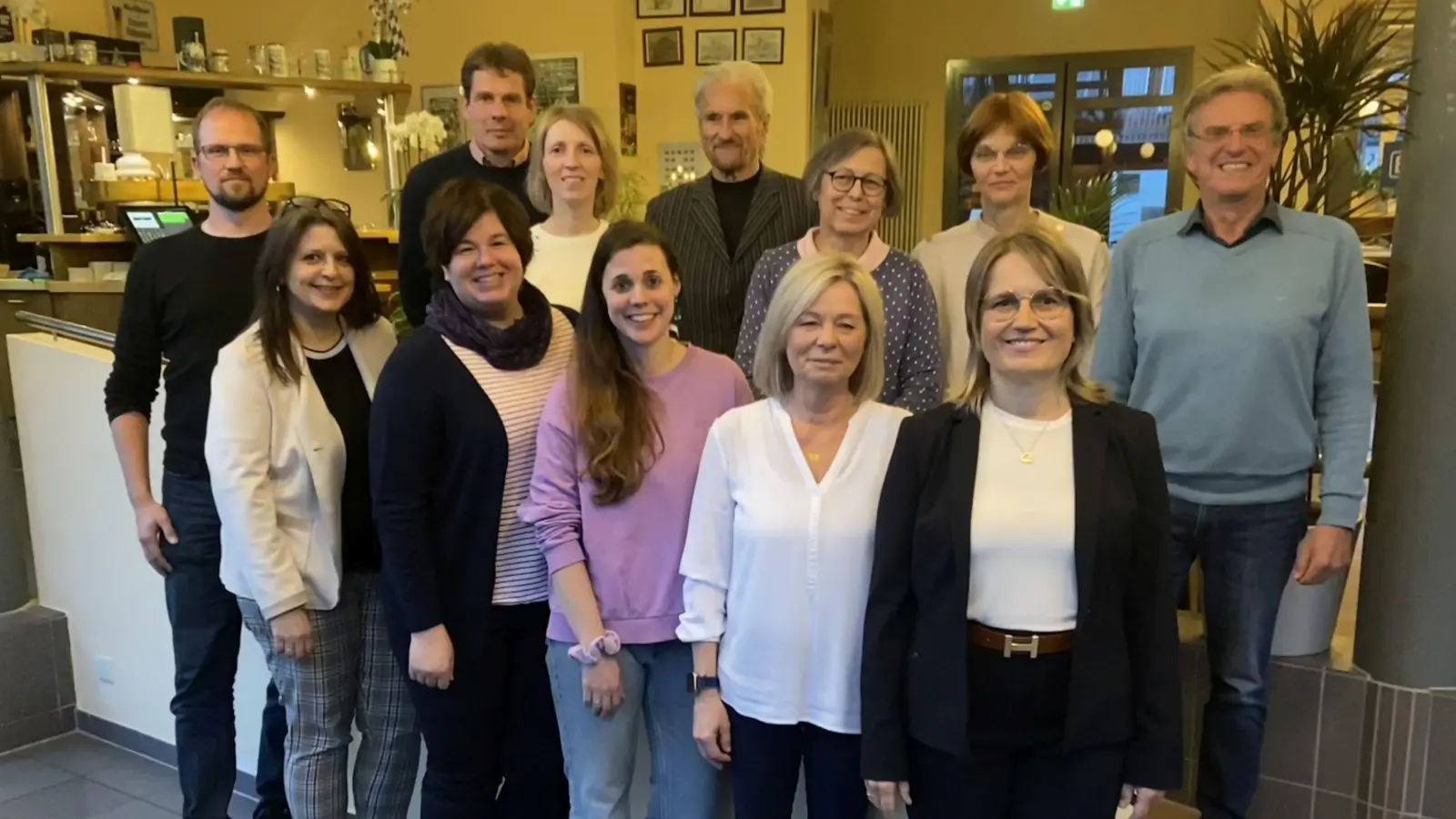 Matthias Franzeck (von links), Elke Schmidt, Ralph Schmitt, Anja Decker, Elisabeth Graml, Martina Erras, Udo Behn, Annette Weber, Renate Kißeler, Bärbel Birgmann, Tanja Fahrnholz und Albert Schindlbeck. (Bild: Philipp Laurer/exb)