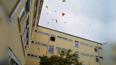 Am ersten Schultag durften die 5. Klassen ihre Wünsche in Form von Papierfliegern in den Himmel schicken. (Bild: Florian Dendorfer)