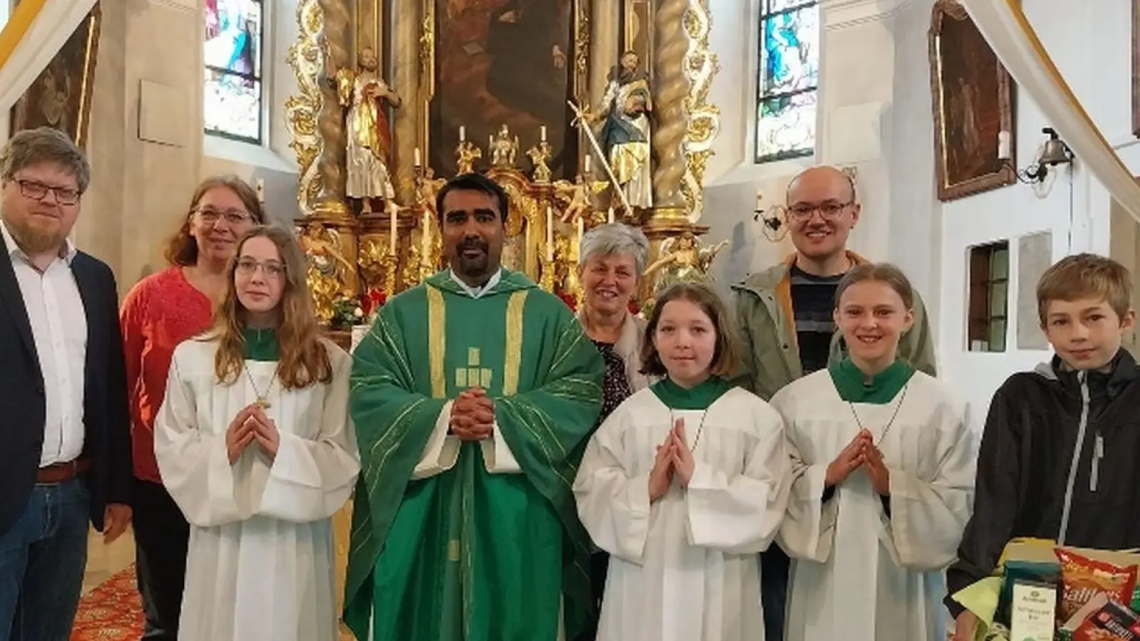 Pater Martin bei der Verabschiedung in der Pfarrkirche Ebnath mit Pfarrgemeinderatssprecher Sebastian Wolf (links) und Kirchenpfleger Stefan Kausler (hinten rechts).<br> (Bild: Josef Söllner/exb)