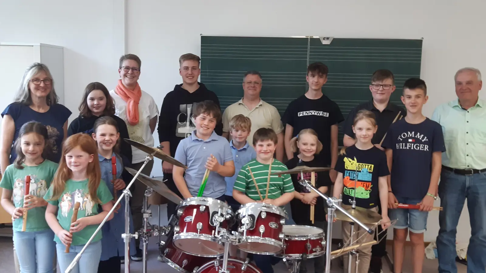 Die jungen Musikerinnen und Musiker mit ihren Ausbildern, der stellvertretenden Musikschulleiterin und Bürgermeister Günter Kopp (rechts). (Bild: Kreismusikschule/exb)