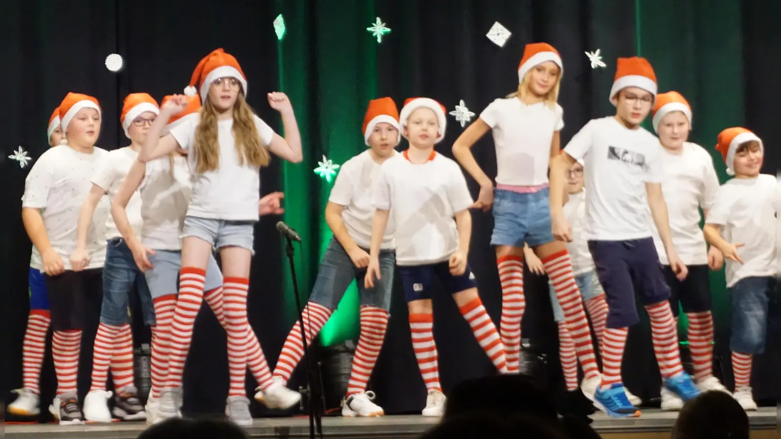 Toll einstudiert und voller Freude dargeboten - Tänze und Lieder zur Weihnachtszeit. (Bild: Christine Wendl)