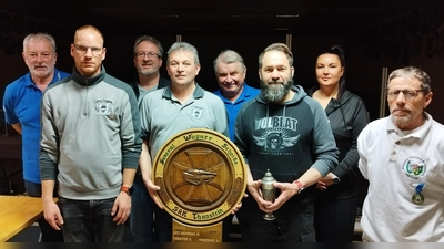 Die treffsichersten BSB Sportschützen des 12. Kameradschaftsschießen mit Kreisvorsitzenden Ulrich Knoch, Pokalsieger Stefan Legl und Scheibengewinner Franz Rötzer (vorne rechts).  (Bild: Ludwig Dirscherl)