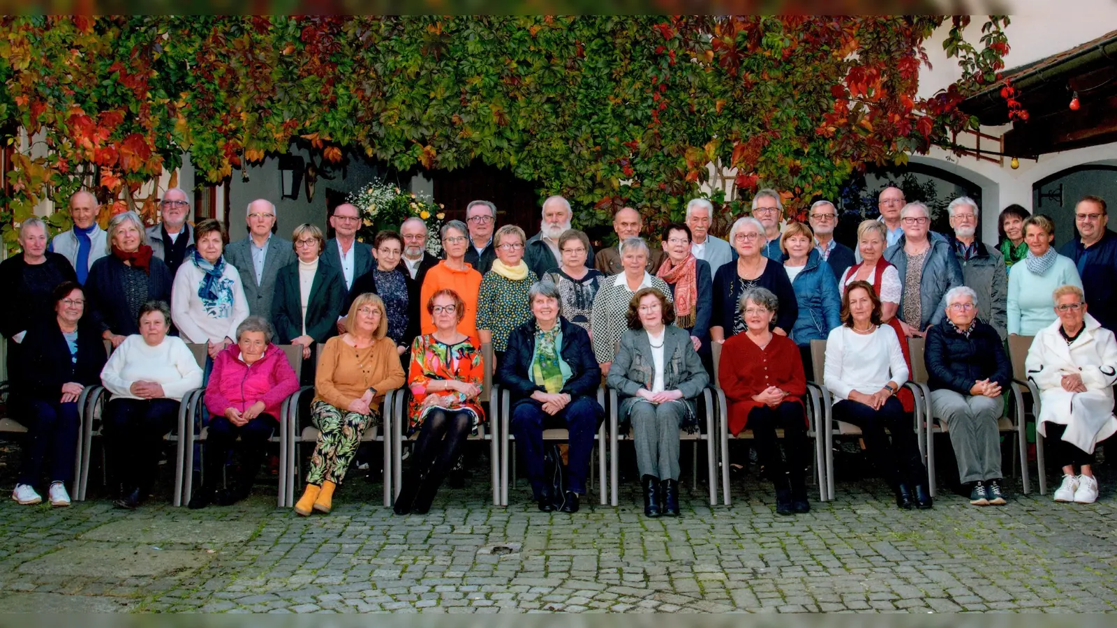 Zu einem Klassentreffen kamen die einstigen Schüler des Jahrgangs 1951/52 in Waldsassen zusammen.<br> (Bild: Fotostudio Waldsassen/exb)