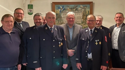 Die Feuerwehr Zogenreuth ehrt langjährige Mitglieder: (von links) Günther Grüner, Vorsitzender Markus Neukam, Zweiter Kommandant Thorsten Deiml, Karl Wiesent, Landrat Richard Reisinger, Peter Schreg, Kreisbrandinspektor Hans Sperber und Bürgermeister Joachim Neuß. (Bild: Johannes Trenz/exb )