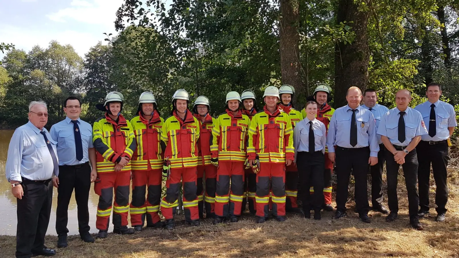 Feuerwehrkameraden der Freiwilligen Feuerwehren Wetzldorf und Grötschenreuth mit ihren Kommandanten und den Kreisbrandmeistern am Prüfungsort „Sauweiher” bei Wetzldorf. (Bild: Heidi Banzer)