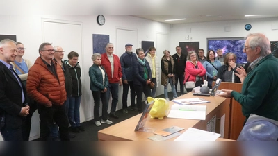 Franz Mädler (re.) freute sich sehr über den Besuch des Einheitsblock Freie Wählerschaft Vilseck mit 1. Vorsitzenden Thorsten Grädler (li.) an der Spitze und entführte die Gäste in die unendlichen Weiten des Universums. (Bild: Wilhelm Ertl)