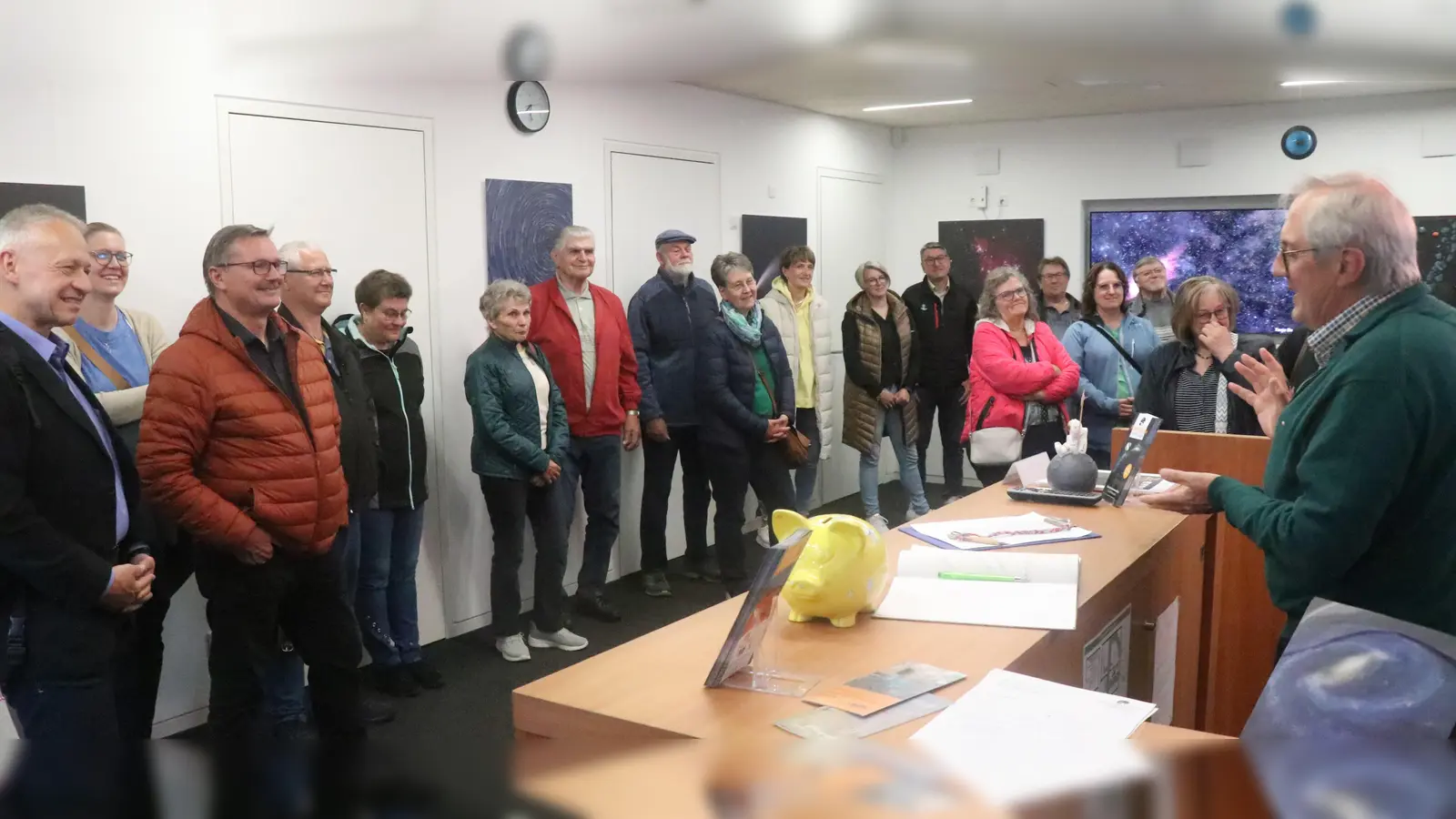 Franz Mädler (re.) freute sich sehr über den Besuch des Einheitsblock Freie Wählerschaft Vilseck mit 1. Vorsitzenden Thorsten Grädler (li.) an der Spitze und entführte die Gäste in die unendlichen Weiten des Universums. (Bild: Wilhelm Ertl)