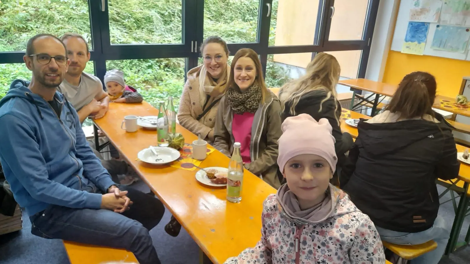 Besucher genießen das gemütliche Ambiente. (Bild: Nikola Übler )