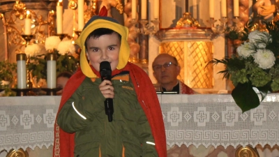 Mutiger Solosänger stimmt mit dem Lied „Lichterkinder” zur Martinsfeier in Teunz ein. (Bild: Rebecca Kiener)