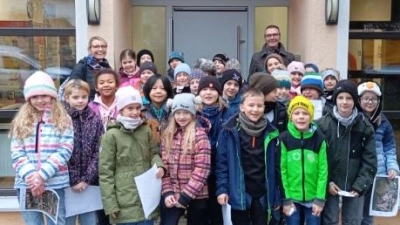 Hier die 4. Klasse der Grundschule Neukirchen-Etzelwang mit dem VG Vorsitzenden Peter Achatzi und Ihrer Lehrerin Frau Vogl vor dem Rathaus. (Bild: Carolin Rippel)