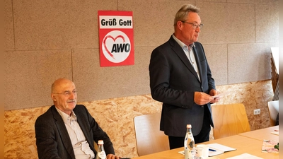 Rechts stv. AWO Kreisvorsitzender Schwandorf Mitte Manfred Zenger. Links 3. Bürgermeister Dr. Günther Gilch Stadt Oberviechtach. (Bild: Michael Welnhofer)