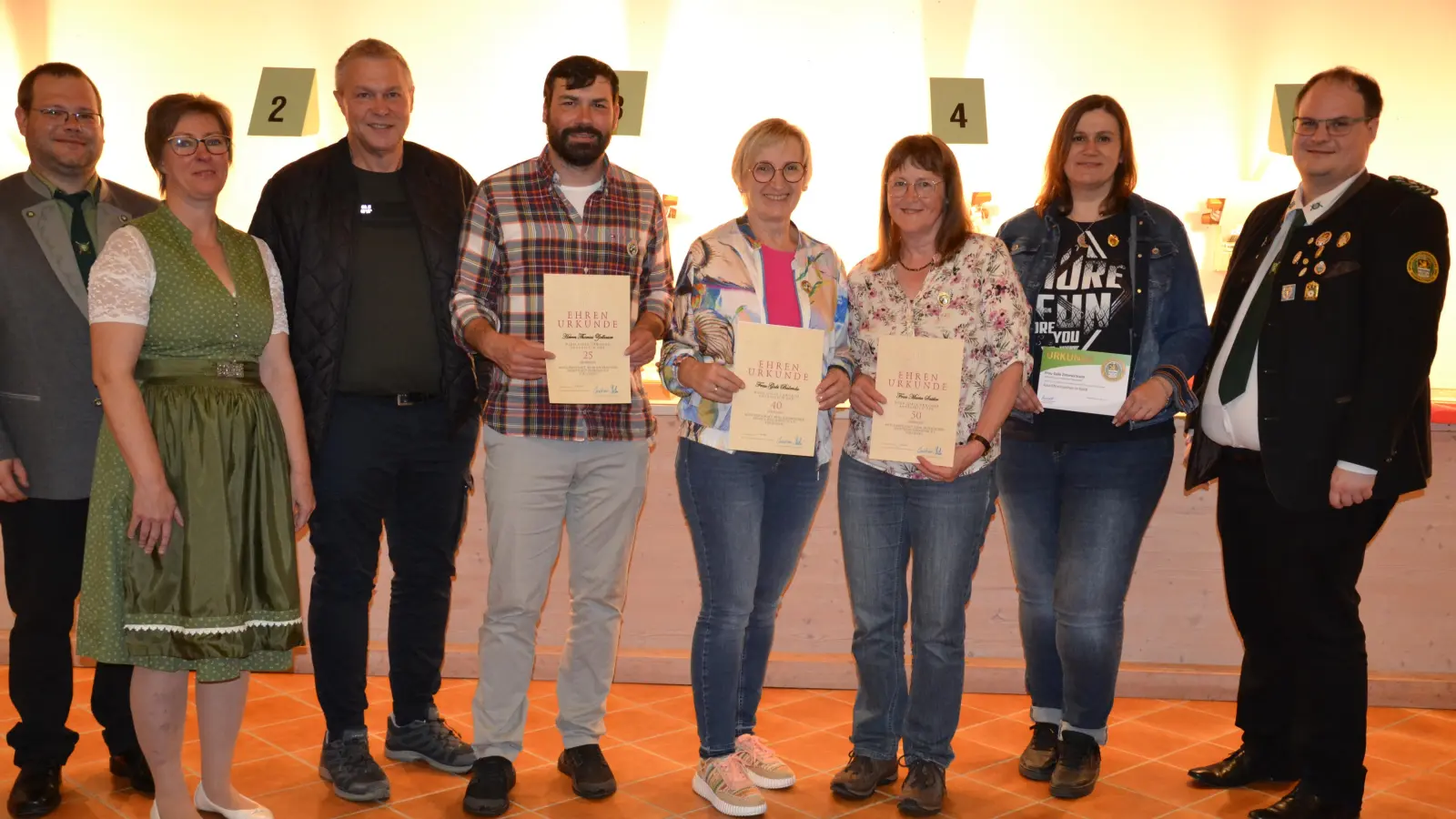 Schützenmeisterin Claudia Kraus (Zweite von links) ehrte treue Vereinsmitglieder und Gauschützenmeister Stefan Brandmiller (rechts) zeichnete das langjähriges Vorstandsmitglied Gabi Zimmermann (Zweite von rechts) aus. Bürgermeister Helmut Meindl (Dritter von links) gratulierte und dankte im Namen des Marktes Moosbach.  (Bild: gi)