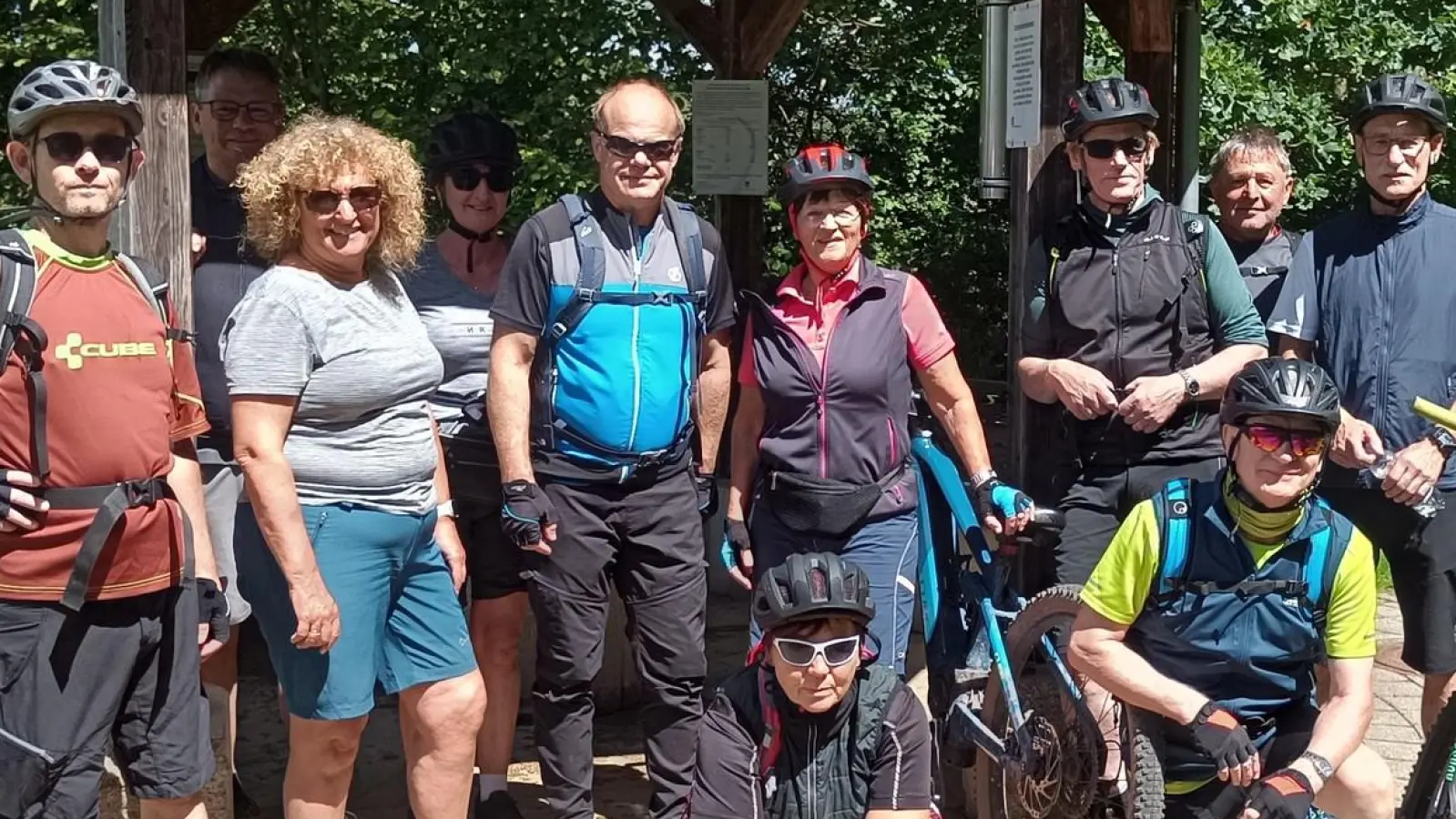 Die Teilnehmer der FGV-Radtour gruppierten sich auch zu einem Erinnerungsbild. (Bild: FGV Waldershof/exb)